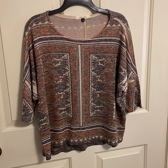 Beautiful print sweater with elbow length dolman sleeve - Picture 2 of 6